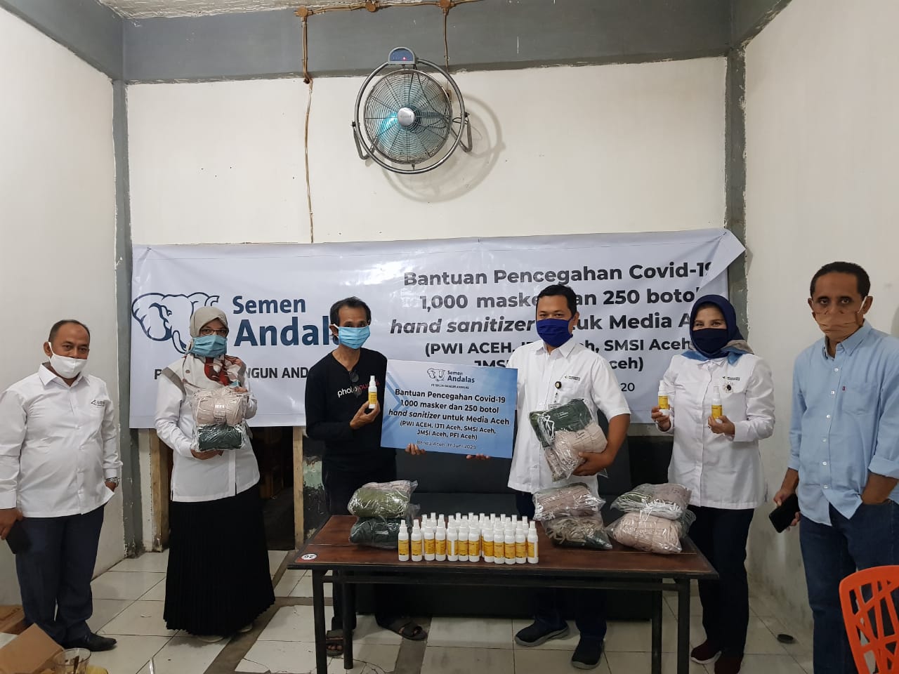 Tafaul Rijal, GA & Comrel Manager SBA didampingi oleh Ibu Cut Soraya, Senior Vice President Stakeholder Relationship SBA dan tim menyerahkan bantuan masker dan hand sanitizer secara simbolis kepada Bedu Saini - Ketua PFI Aceh di Sekber Jurnalis Aceh, 17 Juni 2020.