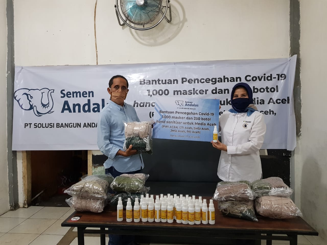 Cut Soraya, Senior Vice President Stakeholder Relationship SBA menyerahkan bantuan masker dan hand sanitizer secara simbolis kepada Tarmilin Usman - Ketua PWI Aceh di Sekber Jurnalis Aceh, Rabu (17/6/2020)
