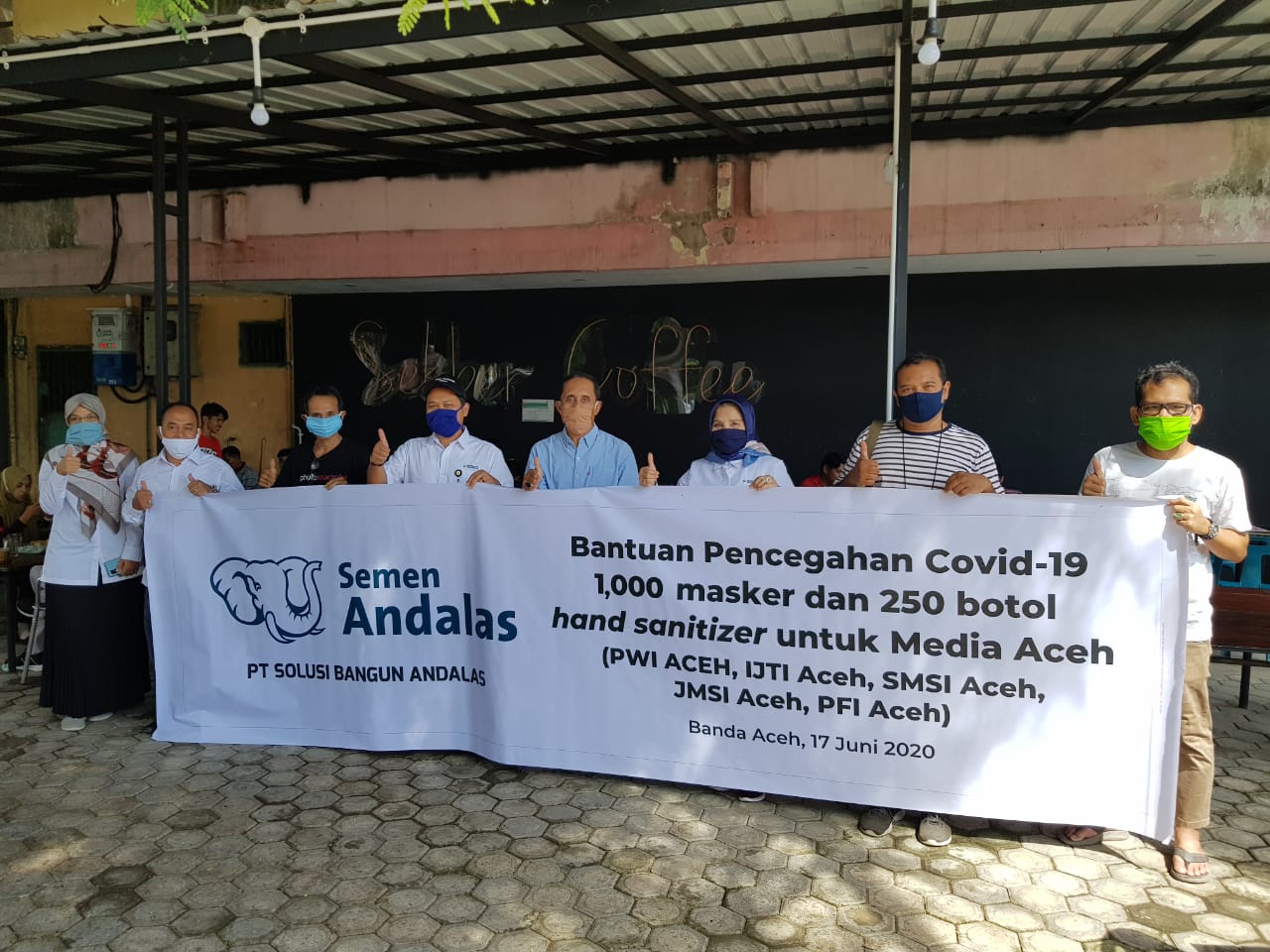 Ibu Cut Soraya, Senior Vice President Stakeholder Relationship SBA didampingi oleh Bapak Tafaul Rijal, GA & Comrel Manager dan Ibu Dara Safrina, Secretary GM SBA berfoto bersama dengan seluruh ketua organisasi jurnalis Aceh di Sekber Jurnalis Aceh, Rabu (17/6/2020)