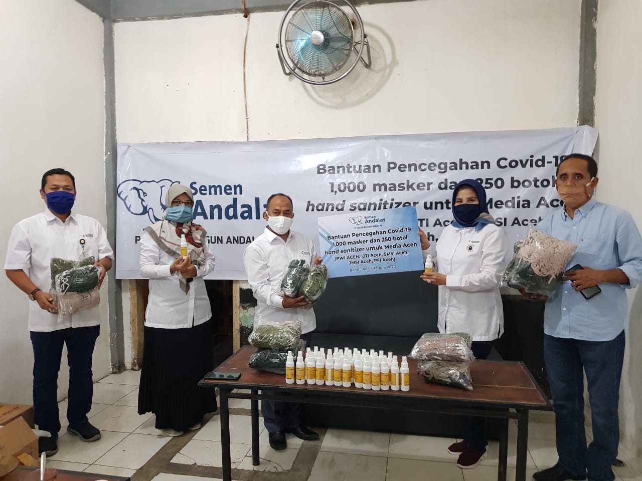 Cut Soraya, Senior Vice President Stakeholder Relationship SBA didampingi oleh Bapak Tafaul Rijal, GA & Comrel Manager SBA dan tim menyerahkan bantuan masker dan hand sanitizer secara simbolis kepada Bapak Azhari - Wakil Ketua SMSI Aceh disaksikan oleh Tarmilin Usman - Ketua SMSI Aceh di Sekber Jurnalis Aceh, 17 Juni 2020.