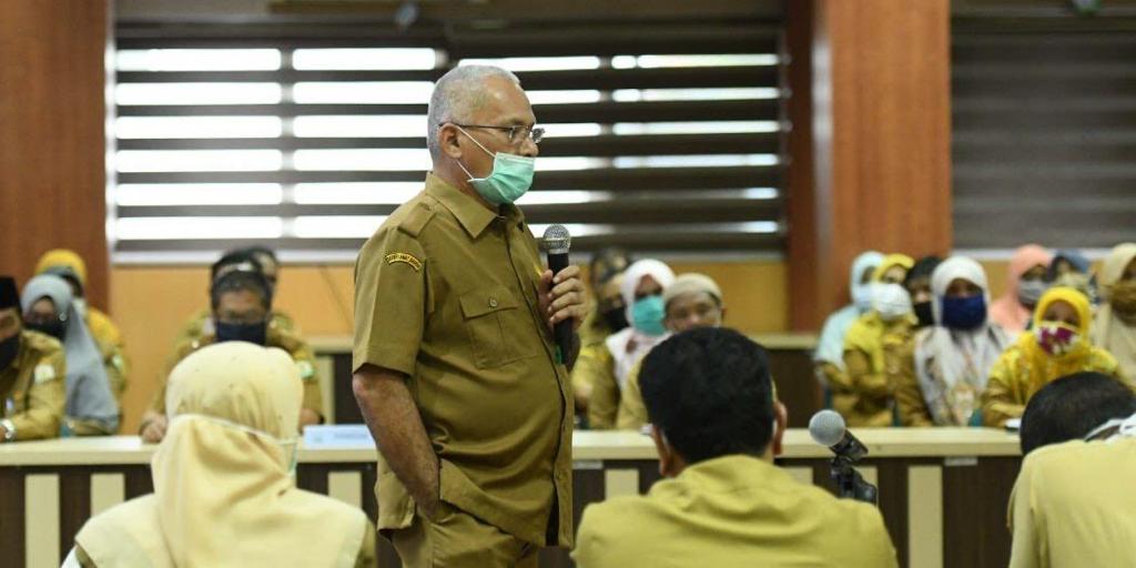 FOTO/ HUMAS PEMERINTAH ACEH Sekda Aceh, Taqwallah, memberikan arahan kepada SKPA terkait, saat menggelar rapat ketahanan pangan di gedung serbaguna Setda Aceh, Banda Aceh, Selasa (16/6/2020).