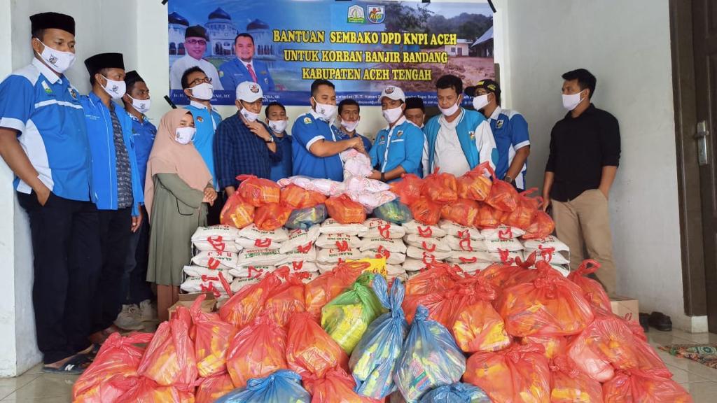 FOTO/ HUMAS KNPI ACEH Ketua DPD KNPI Aceh Wahyu Saputra menyerahkan bantuan sembako untuk korban banjir bandang Aceh Tengah yang diterima Ketua KNPI Aceh Tengan Edy Gunawan, di Takengon, Sabtu (16/5/2020)