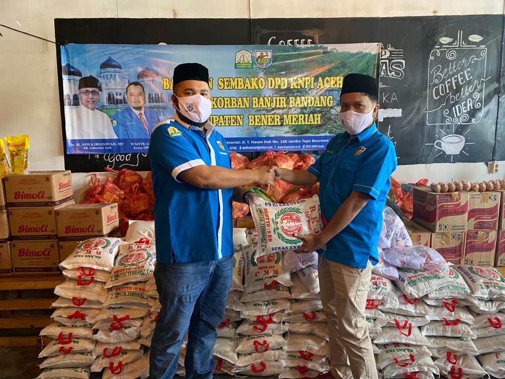 FOTO/ HUMAS KNPI ACEH Ketua DPD KNPI Aceh Wahyu Saputra menyerahkan bantuan sembako untuk korban banjir bandang Aceh Tengah yang diterima Ketua KNPI Bener Meriah Fajarsyah Putra, di Redelong, Sabtu (16/5/2020)