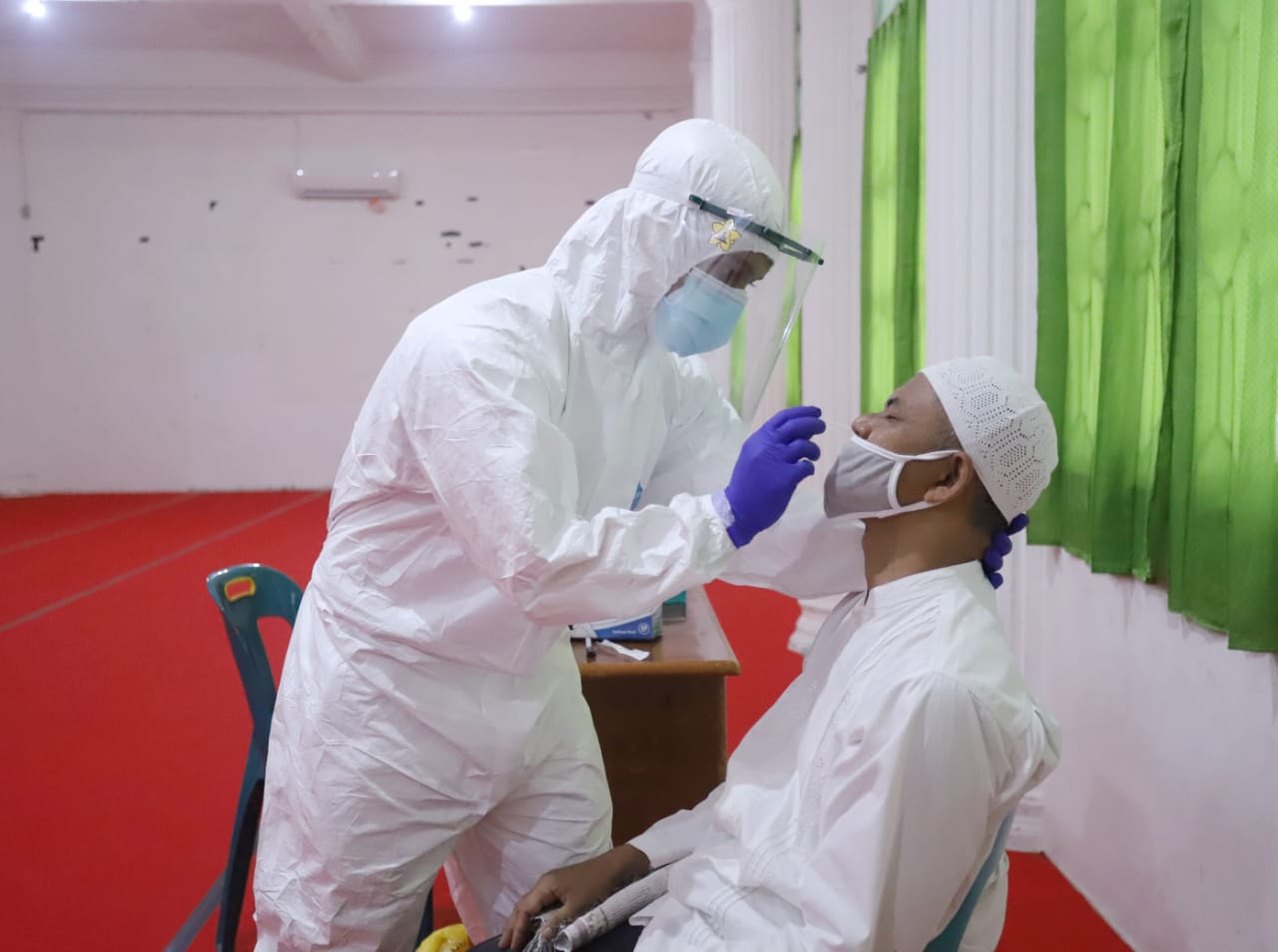 FOTO/ ABI RUSYDI Tim Medis Unsyiah melakukan pemeriksaan swab qPCR terkait Covid-19 kepada belasan jamaah Masjid Jamik Darussalam, Jumat (12/6/2020).