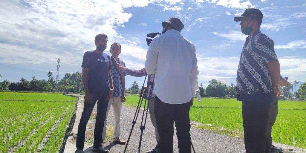 FOTO/ HUMAS PEMERINTAH ACEH Ketua Kelompok Tani Bungong Jeumpa, Abdul Wahab, didampingi, Mantri Tani, Rizal Putra memberi keterangan dan apresiasi kepada Dinas Pertanian Aceh yang sudah memberikan bantuan program IP300 di Indrapuri, Aceh Besar, Jum'at (19/6/2020).