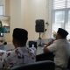 FOTO/ HUMAS PEMKAB ACEH BESAR Bupati Aceh Besar Ir H Mawardi Ali bersama sejumlah pejabat lainnya saat melakukan tatap muka virtual bersama ratusan Kepala Sekolah di Posko Percepatan Penanganan Covid-19, Sibreh, Kecamatan Suka Makmur, Kamis (11/6/2020).