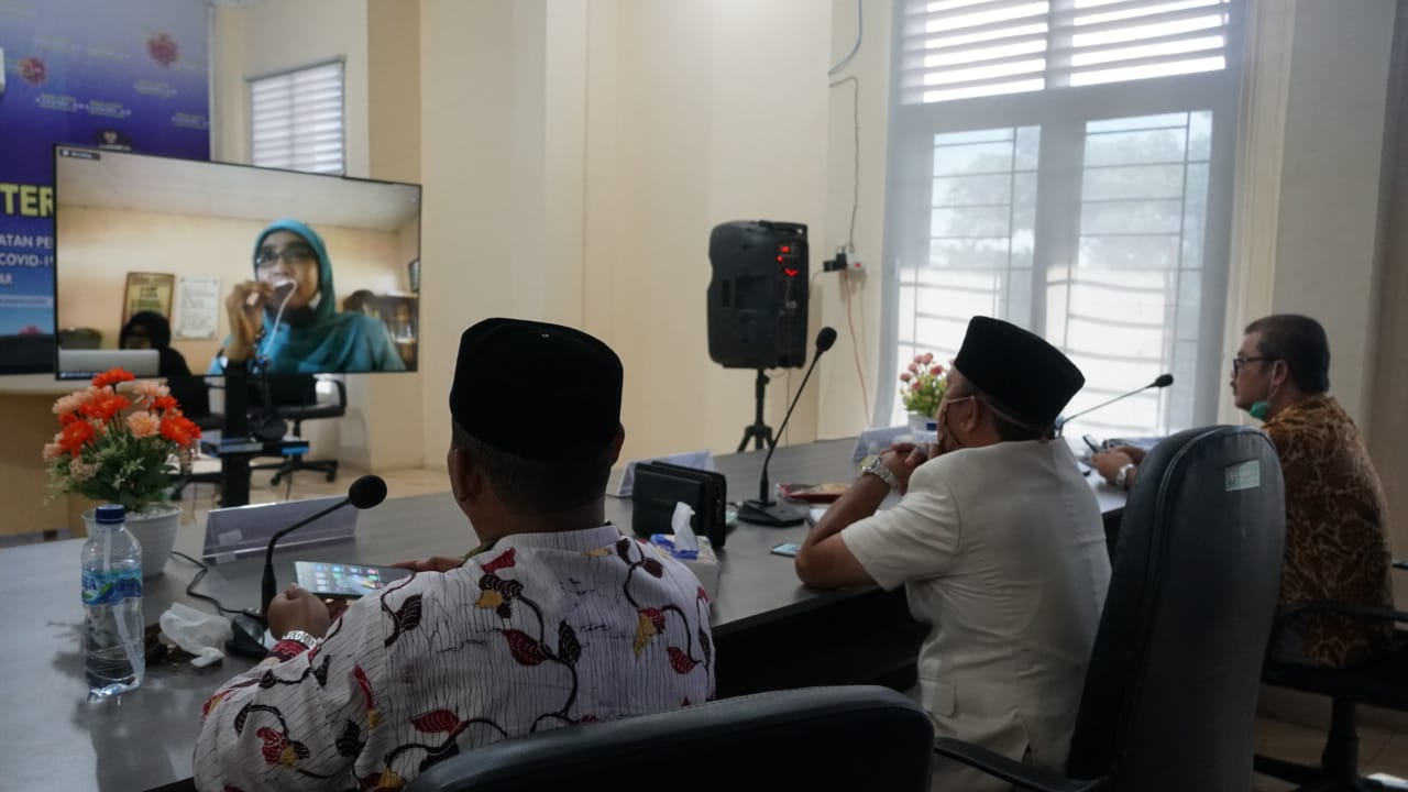 FOTO/ HUMAS PEMKAB ACEH BESAR Bupati Aceh Besar Ir H Mawardi Ali bersama sejumlah pejabat lainnya saat melakukan tatap muka virtual bersama ratusan Kepala Sekolah di Posko Percepatan Penanganan Covid-19, Sibreh, Kecamatan Suka Makmur, Kamis (11/6/2020).