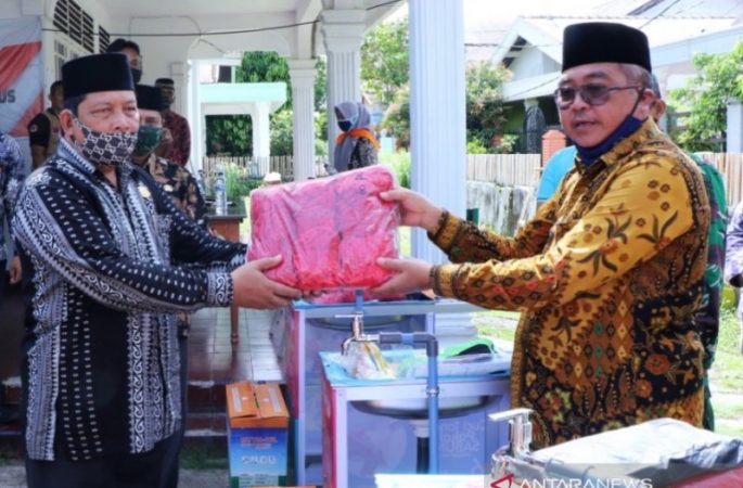 Pemkab Aceh Barat Bagikan Alat Pencegah COVID-19 Untuk 296 sekolah