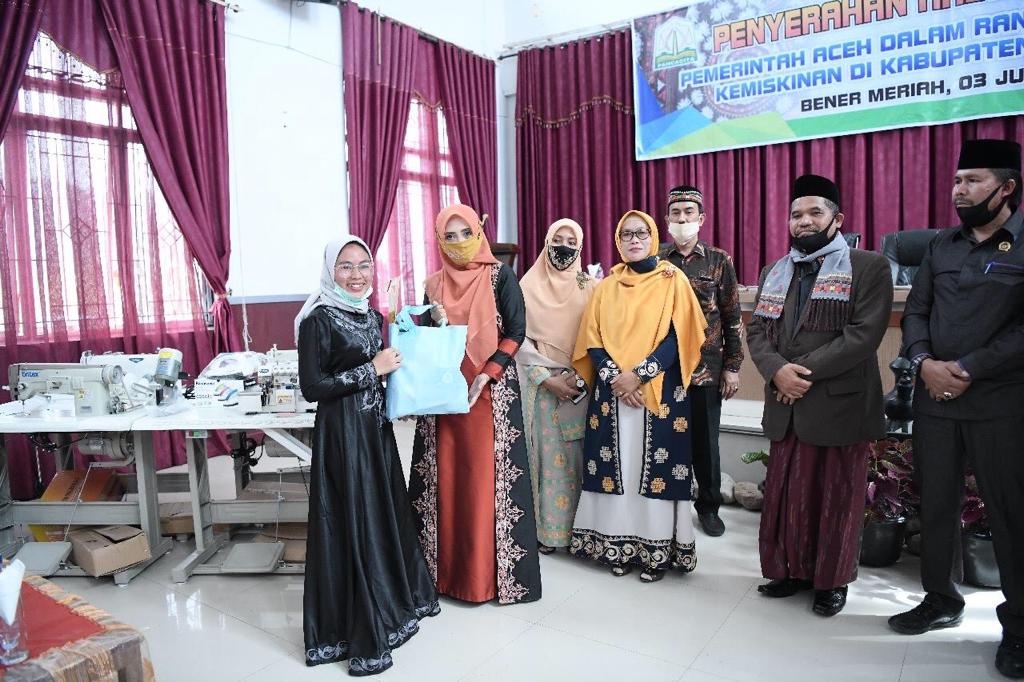FOTO/ HUMAS PEMERINTAH ACEH Plt Ketua Dekranasda Aceh Dyah Erti Idawati, menyerahkan bantuan Usaha Ekonomi Produktif (UEP) kepada 20 pengrajin peserta Bimtek Usaha Home Industri di Aula Kantor Bupati Kabupaten Bener Meriah, di Simpang Tiga Redelong, Jumat (3/7/2020)