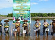 Kajari Aceh Timur Tanam 2.000 Bibit Mangrove di Hutan Desa