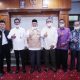 FOTO/ HUMAS DISDIK ACEH Kepala Dinas Pendidikan Aceh Drs Rachmat Fitri, HD, MPA foto bersama mantan Kadisdik Aceh usai coffe moning di Ruang Kerja Kadisdik Aceh, Rabu (22/7/2020)