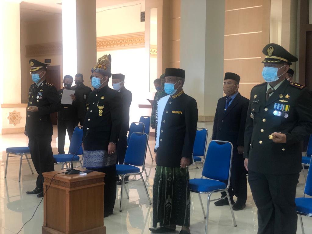 FOTO/ ISMAIL PHONNA Bupati Aceh Besar Ir H Mawardi Ali dan Wakil Bupati Tgk H Husaini A Wahab bersama unsur Forkopimda dan jajaran Kepala OPD Aceh Besar mengikuti Upacara detik-detik Proklamasi Kemerdekaan ke 75 Republik Indonesia secara Virtual, di Kantor Bupati Aceh Besar, Kota Jantho, Senin (17/8/2020)