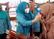 Wujudkan Gebrakan Masker Se-Indonesia, TP PKK Aceh Besar Bagikan Masker Kepada Pelaku UMKM dan Masyarakat