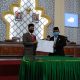 FOTO/ ISMAIL PHONNA Ketua DPRK Banda Aceh Farid Nyak Umar beserta unsur pimpinan dewan lainnya dan Wali Kota Banda Aceh Aminullah Usman menandatangani berita acara persetujuan bersama tentang Raqan APBK-P Banda Aceh Tahun Anggaran 2020, di Gedung Utama DPRK Banda Aceh, Sabtu (20/9/2020) malam.