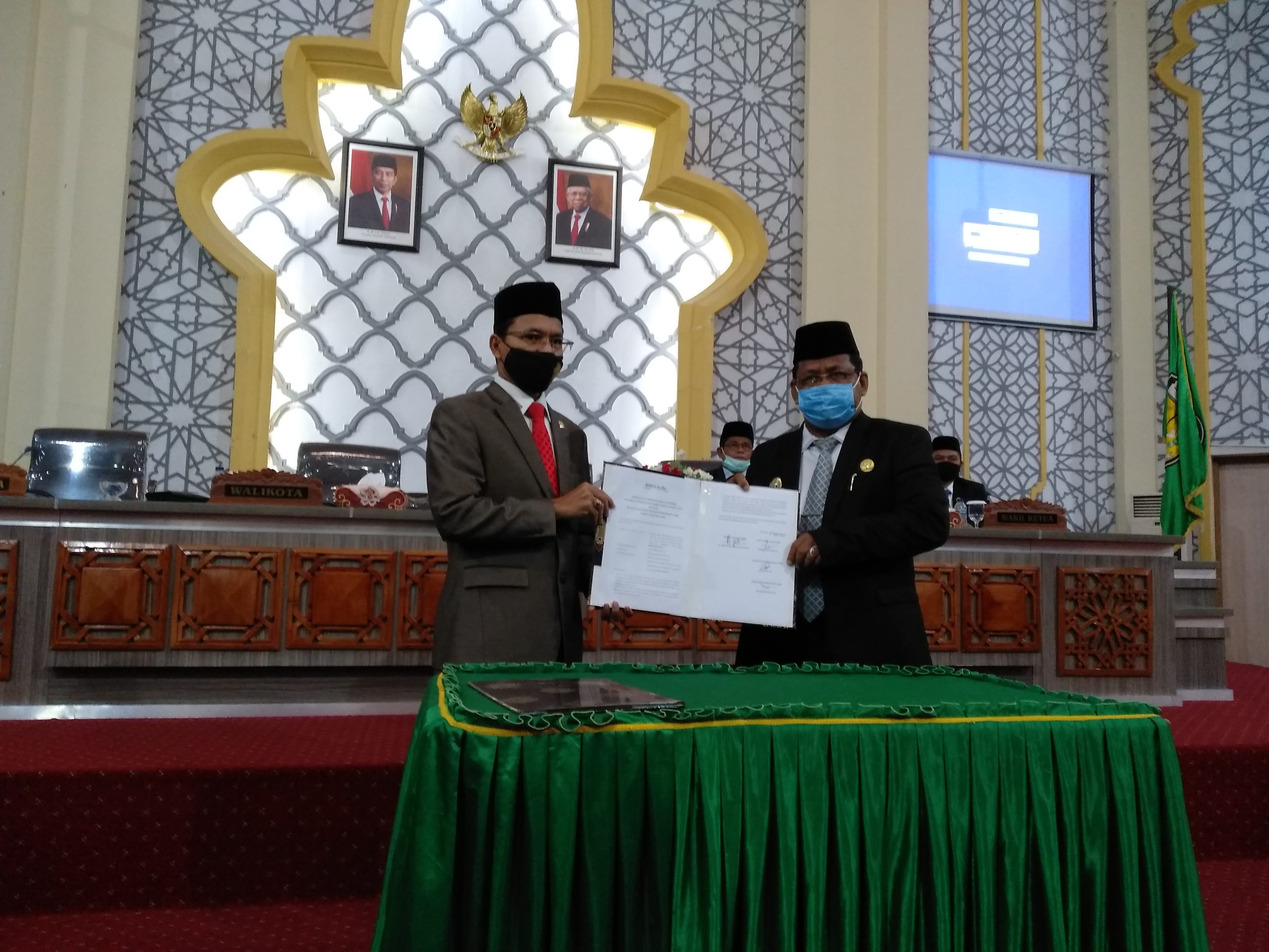 FOTO/ ISMAIL PHONNA Ketua DPRK Banda Aceh Farid Nyak Umar beserta unsur pimpinan dewan lainnya dan Wali Kota Banda Aceh Aminullah Usman menandatangani berita acara persetujuan bersama tentang Raqan APBK-P Banda Aceh Tahun Anggaran 2020, di Gedung Utama DPRK Banda Aceh, Sabtu (20/9/2020) malam.