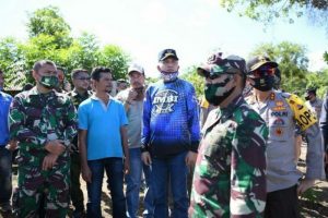 Plt Gubernur Aceh, Nova Iriansyah, bersama Pangdam Iskandar Muda, Mayjen TNI Hassanudin dan Kapolda Aceh, Irjen Pol Wahyu Widada, meninjau lokasi pembukaan lahan perkebunan seluas seribu hektar, di Gampong Tumpok Lampoh, Kecamatan Kuta Baro, Kabupaten Aceh Besar, Sabtu (13/6/2020).