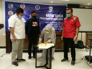 Penandatangan naskah kesepakatan kerjasama Pengprov Squash Aceh dengan STKIP BBG Banda Aceh. Foto :.Sudirman Mansyur. 