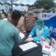 FOTO/ ISMAIL PHONNA Kasubdit Dokpol Biddokes Polda Aceh, AKBP Suyoto SKM menyaksikan pelaksanaan rapid test kepada para nelayan di TPI Lampulo, Banda Aceh, Senin (19/10/2020).