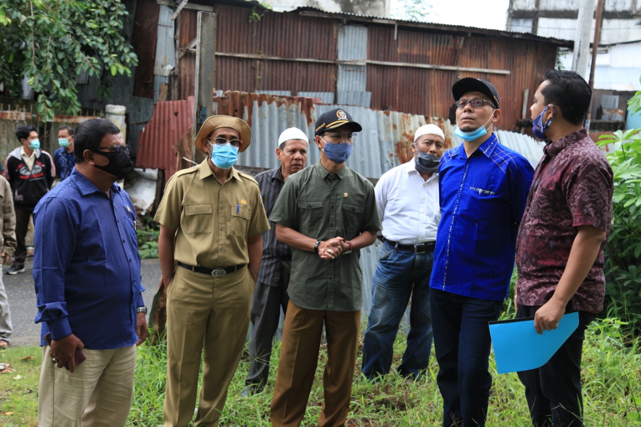 FOTO/ HUMAS DPRK BANDA ACEH Ketua DPRK Banda Aceh Farid Nyak Umar dan sejumlah dewan lainnya turun langsung ke lapangan untuk meninjau sebuah bangunan lima lantai Dusun Teratai, Gampong Lamteumen Timur, Kecamatan Jaya Baru, Banda Aceh, Senin (12/10/2020).