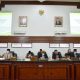 FOTO/ HUMAS DPRK ACEH BESAR Ketus DPRK Aceh Besar Iskandar Ali SPd MSi saat memimpin paripurna yang mengesahkan Raqan APBK tahun 2021 dan dihadiri Bupati Aceh Besar di Gedung DPRK setempat, Kota Jantho, Jumat (27/11/2020).