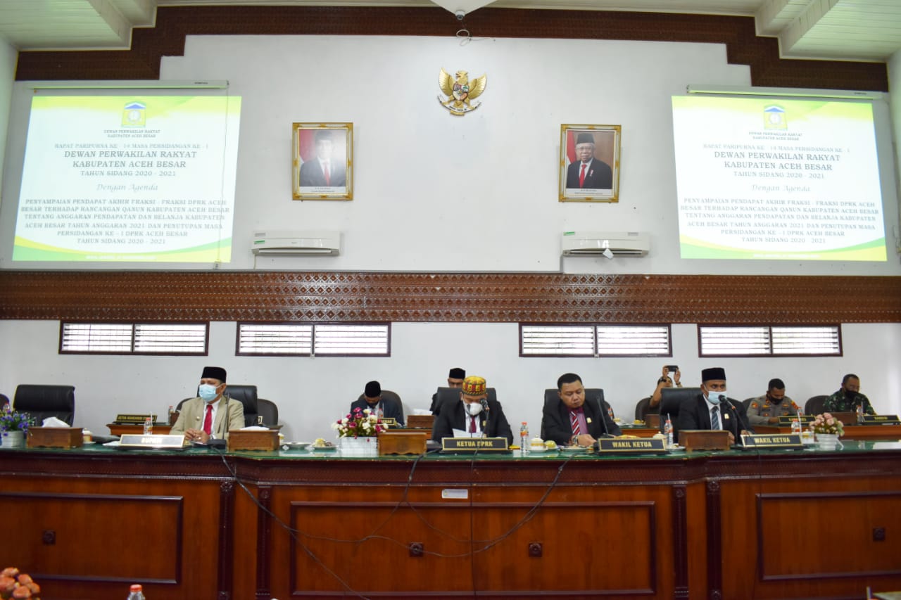 FOTO/ HUMAS DPRK ACEH BESAR Ketus DPRK Aceh Besar Iskandar Ali SPd MSi saat memimpin paripurna yang mengesahkan Raqan APBK tahun 2021 dan dihadiri Bupati Aceh Besar di Gedung DPRK setempat, Kota Jantho, Jumat (27/11/2020).