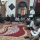 FOTO/ CBOY RA Tokoh Masyarakat Seulimeum yang juga Wakil Bupati Aceh Besar menyampaikan tausiah usai takziah dan doa bersama ke rumah Almarhum Dr H Bukhari Daud MEd di Gampong Lampeneurut, Kecamatan Darul Imarah, Minggu (14/2/2021)