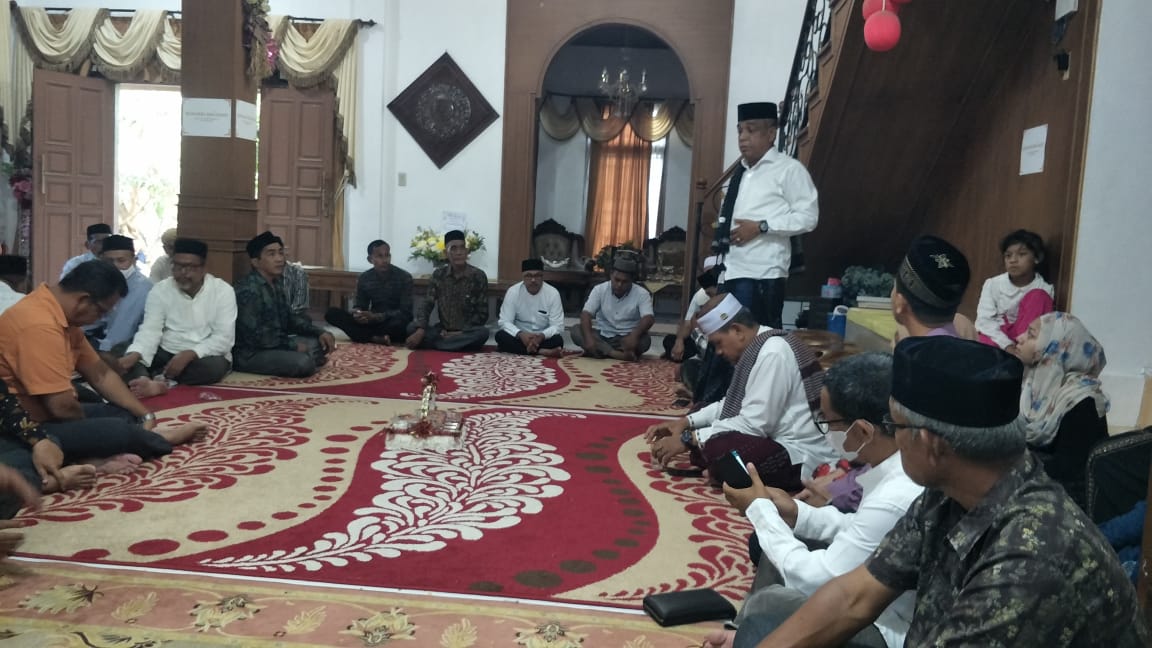 FOTO/ CBOY RA Tokoh Masyarakat Seulimeum yang juga Wakil Bupati Aceh Besar menyampaikan tausiah usai takziah dan doa bersama ke rumah Almarhum Dr H Bukhari Daud MEd di Gampong Lampeneurut, Kecamatan Darul Imarah, Minggu (14/2/2021)