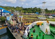 Masyarakat Simeulue Sambut Meriah KMP Aceh Hebat 1
