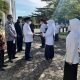 FOTO/ HUMAS PEMKAB ACEH BESAR Bupati Aceh Besar, Ir H Mawardi Ali menyerahkan SK pengangkatan secara simbolis kepada 123 CPNS dilingkungan Pemkab Aceh Besar, di halaman Kantor Dekranasda Aceh Besar, Gampong Gani, Kecamatan Ingin Jaya, Kamis (11/2/2021).