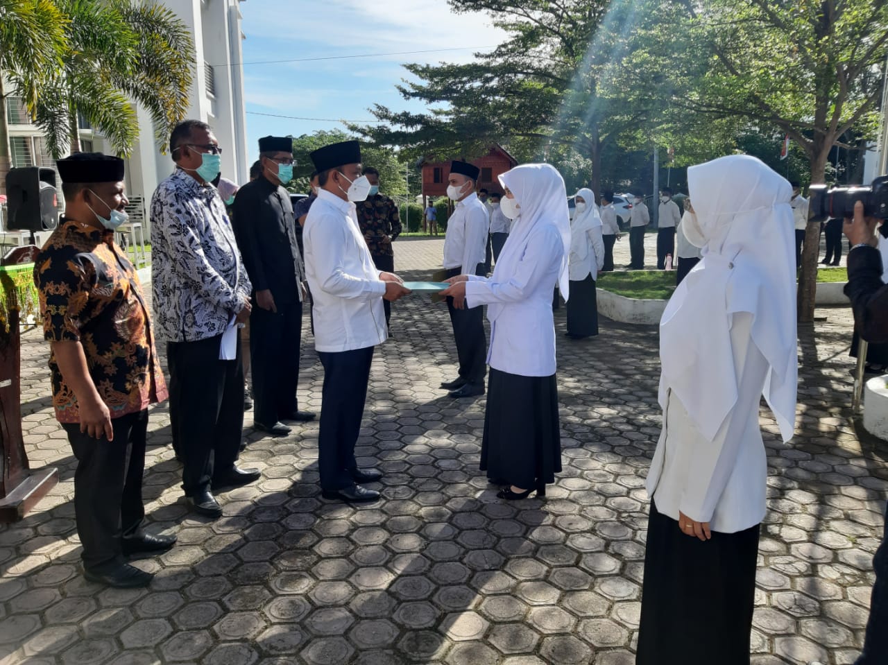 FOTO/ HUMAS PEMKAB ACEH BESAR Bupati Aceh Besar, Ir H Mawardi Ali menyerahkan SK pengangkatan secara simbolis kepada 123 CPNS dilingkungan Pemkab Aceh Besar, di halaman Kantor Dekranasda Aceh Besar, Gampong Gani, Kecamatan Ingin Jaya, Kamis (11/2/2021).