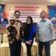 Teks Foto : Pesenam Aceh, Syifa Alifa Desya berpose bersama Ketua Umum Pengprov Persani Aceh, Bukhari, AKS MM (kanan) dan Sekretaris Umum, Drs Bachtiar Hasan usai pembukaan rapat kerja daerah  (Rakerda) dan pelatihan dasar senam se Aceh di Hotel Grand Aceh, Lamdom, Banda Aceh, Kamis (8/4/2021) malam. Foto : Sudirman Mansyur.