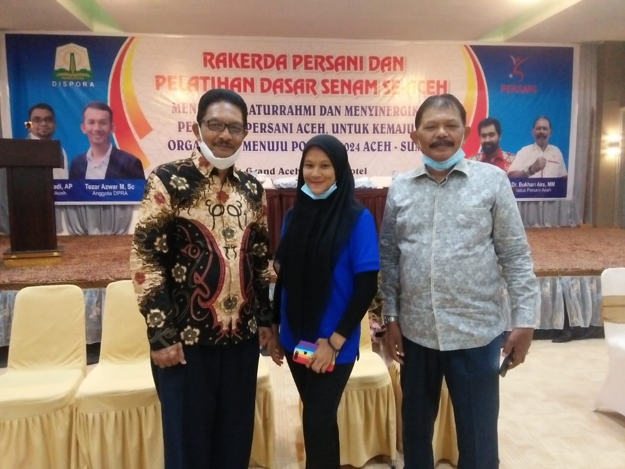 Teks Foto : Pesenam Aceh, Syifa Alifa Desya berpose bersama Ketua Umum Pengprov Persani Aceh, Bukhari, AKS MM (kanan) dan Sekretaris Umum, Drs Bachtiar Hasan usai pembukaan rapat kerja daerah  (Rakerda) dan pelatihan dasar senam se Aceh di Hotel Grand Aceh, Lamdom, Banda Aceh, Kamis (8/4/2021) malam. Foto : Sudirman Mansyur.