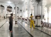 Jelang Hari Raya Idul Fitri, Personel Polda Aceh Sterilkan Masjid untuk Shalat Ied