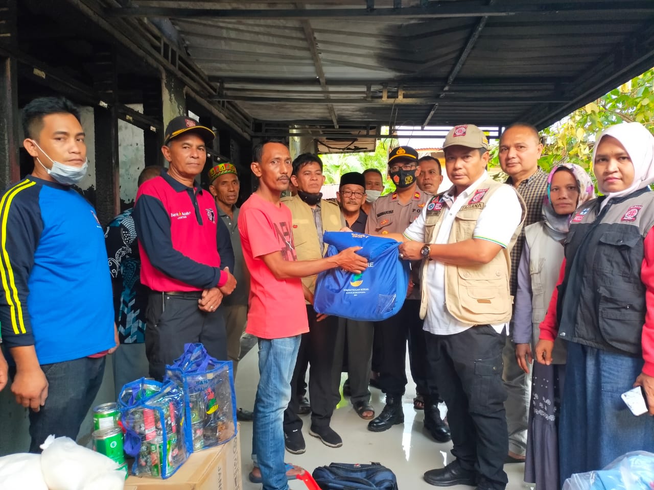 Kadis Sosial Aceh Besar Bahrul Jamil SSos MSi menyerahkan bantuan masa panik kepada Samsul Bahri (46 tahun) korban kebakaran rumah di Gampong Ujong Blang Kecamatan Kuta Baro, Kabupaten Aceh Besar, Minggu (16/5/2021) sore.