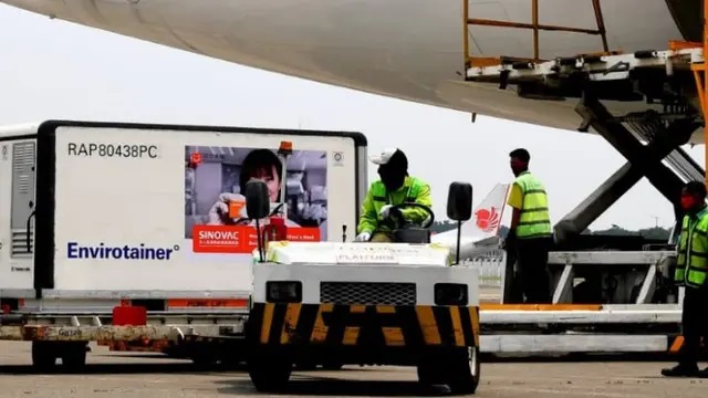 Indonesia kedatangan 6 juta bahan baku (Bulk) vaksin Sinovac, yang merupakan tahap ke-8 di Bandara Soekarno-Hatta, Tangerang, Banten, Minggu, 18 April 2021. (Biro Pers Sekretariat Presiden RI)