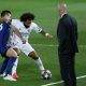 Pelatih Real Madrid Zinedine Zidane melihat pemainnya Marcelo berebut bola dengan pemain Chelsea, Cesar Azpilicueta dalam Leg Pertama Semifinal Liga Champions, di Madrid, Spanyol, 27 April 2021. REUTERS/Susana Vera