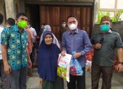 Wakil Ketua DPRK Banda Aceh H Isnaini Husda Serahkan Bantuan Sembako kepada Warga Terdampak Covid-19.