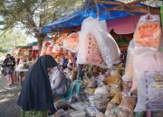 Geliat Ekonomi Pedagang Kue Musiman di Pasar Lambaro