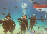 Enam Penyelam Kibarkan Bendera Merah Putih di Bawah Laut Sabang