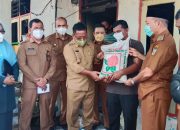 Aminullah Serahkan Bantuan Masa Panik untuk Korban Kebakaran di Gampong Lampulo