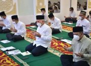 Usai Zikir, Sekda Aceh Sapa Para Guru dan Murid