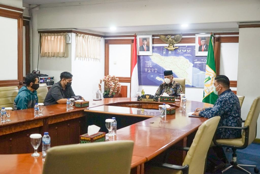 Gubernur Aceh, Nova Iriansyah didampingi Kepala BPPA, Almuniza Kamal, saat berdikusi dengan CEO Bepahkupi Maulana Wiga (kiri), di Kantor Badan Penghubung Pemerintah Aceh (BPPA), Jakarta, Selasa, (14/9/2021). FOTO/ HUMAS BPPA