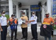 Dishub Kota Banda Aceh dan Anggota DPRK Bagi Atribut untuk Jukir dan Tukang Becak