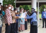 Sekda Aceh Serahkan 305 SK Kenaikan Pangkat dan SK Pensiun