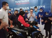 Ketua NasDem Aceh Serahkan Sepeda Motor Kepada Atlet Muaythai Peraih Medali Emas di PON XX Papua