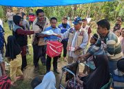 Kadis Sosial Aceh Besar Antar Langsung Bantuan Masa Panik Korban Kebakaran di Blang Bintang