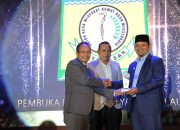 Bupati dan Ketua TP PKK Aceh Besar Terima Penghargaan Serambi Awards 2022