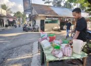 Warga Lamlhom Mengais Rejeki dengan Berjualan Takjil