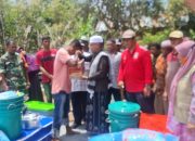 Wakil Bupati Aceh Besar Serahkan Bantuan Masa Panik Untuk Korban Kebakaran di Darul Imarah