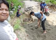 Dinas PUPR Galus Terus Lakukan Penimbunan Jalan Berlobang Desa Agusen